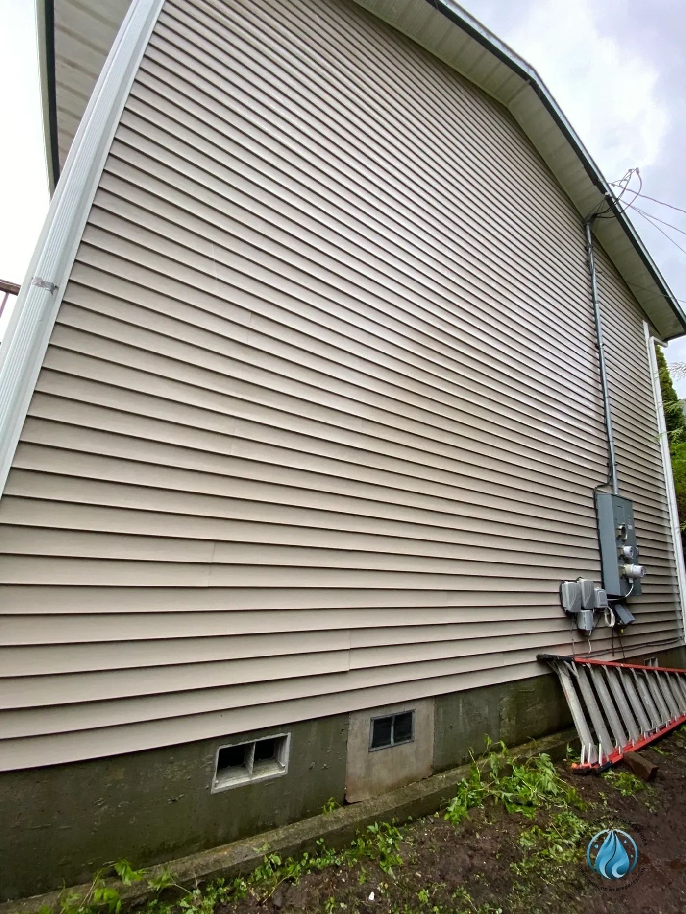 Clean vinyl siding